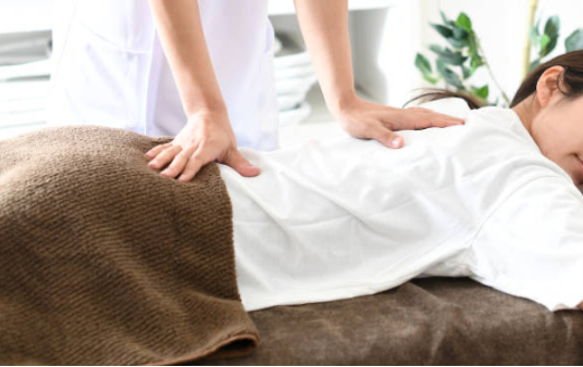 Le Massage Tuina est un massage issu de la Médecine Traditionnelle Chinoise qui vise à rééquilibrer l’énergie vitale (Qi) dans le corps en utilisant des manipulations spécifiques sur les méridiens, les muscles et les points d’acupuncture.